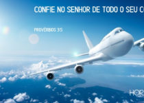 Avião voando em céu azul com nuvens brancas confie no Senhor Provérbios 3:5