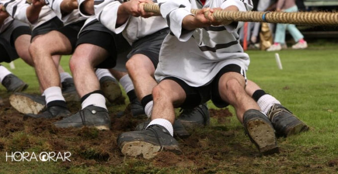 Meninos fazendo cabo de guerra Deus conhece as suas lutas