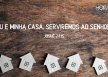 Chaveiros em formato de casa sobre a mesa eu e minha casa serviremos ao Senhor Josué 24:15