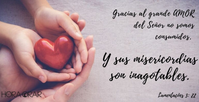 Cuatro manos sosteniendo un corazón Lamentaciones 3:22