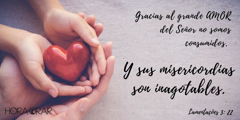 Cuatro manos sosteniendo un corazón Lamentaciones 3:22