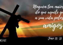 Jesus carregando a cruz pôr do sol ao fundo João 15:13