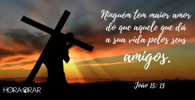 Jesus carregando a cruz pôr do sol ao fundo João 15:13