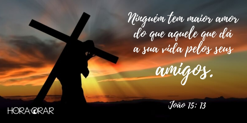 Jesus carregando a cruz pôr do sol ao fundo João 15:13