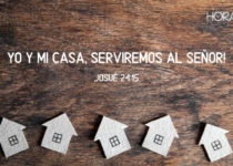 llaveros en formato de casa sobre una mesa Josue 24:15