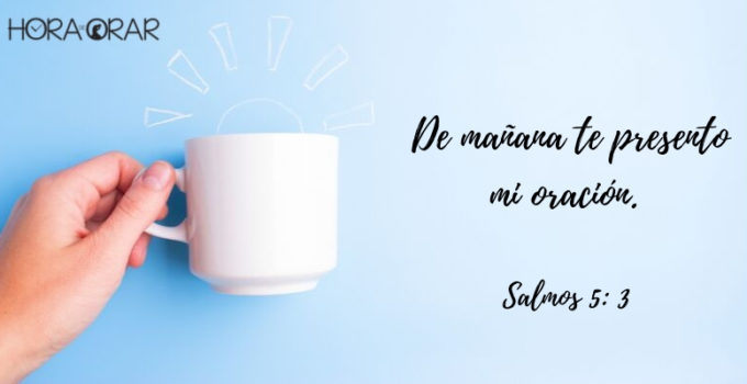 taza de café fondo azul Salmos 5:3