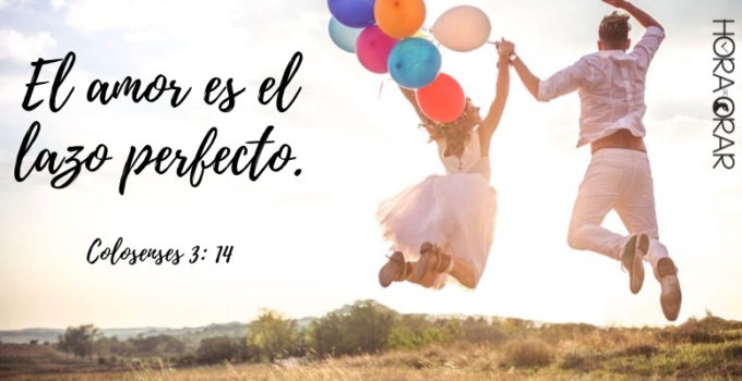 pareja saltando de felicidad con globos coloridos Colosenses 3:14