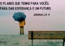 Homem com guarda-chuva a beira do rio banco ao fundo Jeremias 29:11