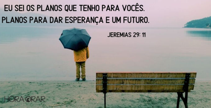 Homem com guarda-chuva a beira do rio banco ao fundo Jeremias 29:11
