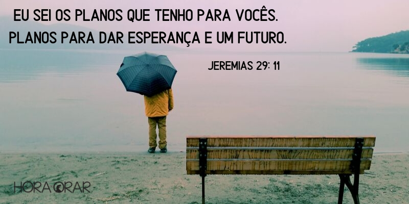 Homem com guarda-chuva a beira do rio banco ao fundo Jeremias 29:11