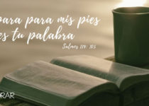 Biblia con taza de café sobre una madera en el mar Salmos 119:5