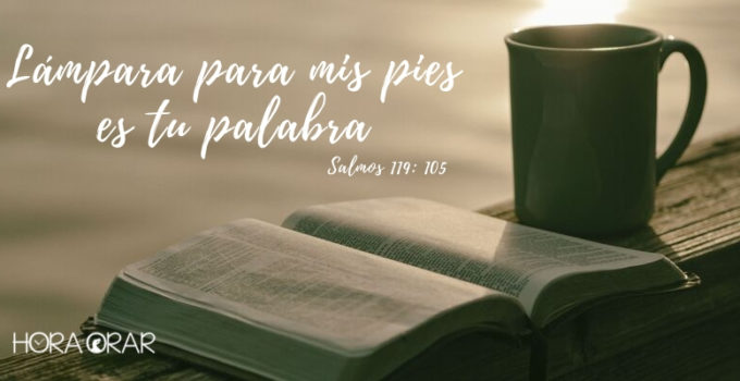 Biblia con taza de café sobre una madera en el mar Salmos 119:5