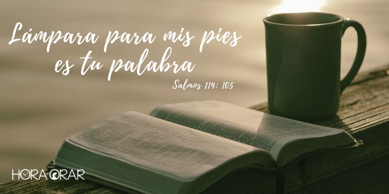 Biblia con taza de café sobre una madera en el mar Salmos 119:5