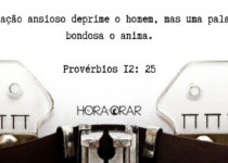 Maquina de escrever com texto de Provérbios 12:25