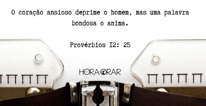 Maquina de escrever com texto de Provérbios 12:25