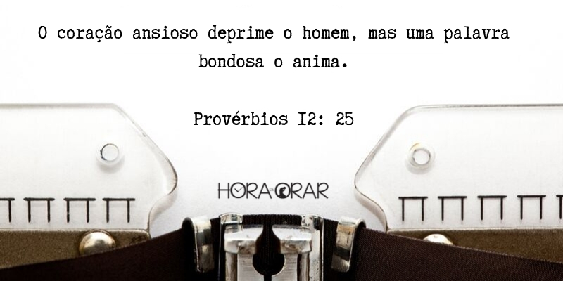 Maquina de escrever com texto de Provérbios 12:25