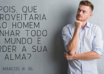 Homem pensativo parede ao fundo Marcos 8:36