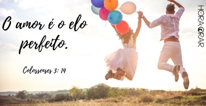 Casal saltando de felicidade com balões Colossenses 3:14