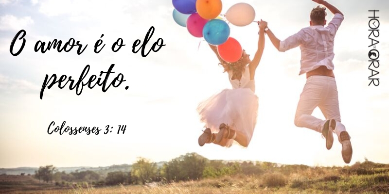 Casal saltando de felicidade com balões Colossenses 3:14