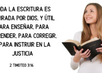 Mujer con la Biblia abierta en las manos sonríe mirando a lo alto 2 Timoteo 3:16