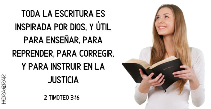 Mujer con la Biblia abierta en las manos sonríe mirando a lo alto 2 Timoteo 3:16