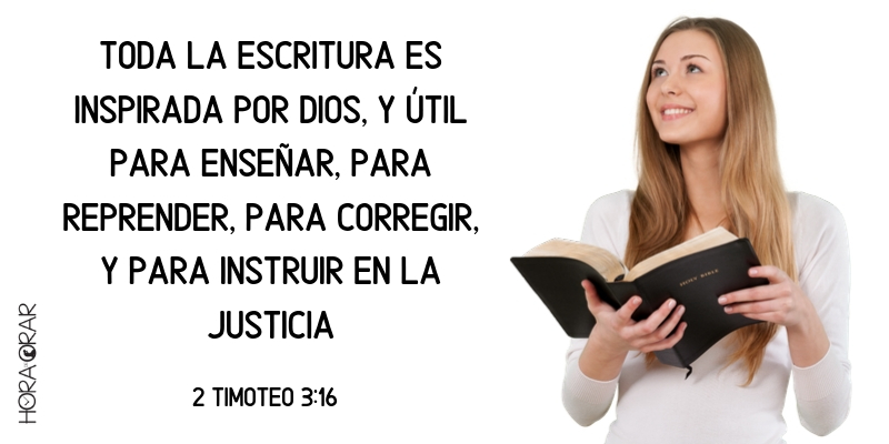 Mujer con la Biblia abierta en las manos sonríe mirando a lo alto 2 Timoteo 3:16