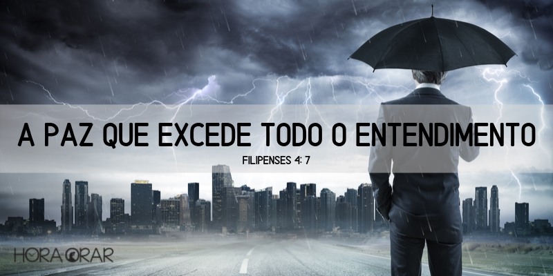 homem parado na chuva baixo um guarda chuva olhando o temporal sobre a cidade Filipenses 4:7