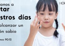 Niña oriental contando con los dedos de las dos manos Salmos 90:12