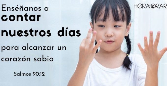 Niña oriental contando con los dedos de las dos manos Salmos 90:12