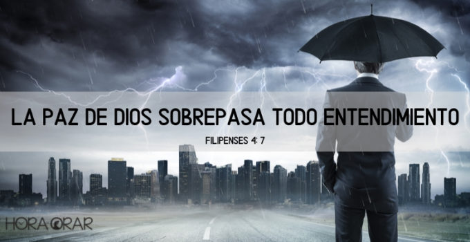 hombre bajo la lluvia con paraguas mira a distancia la tempestad sobre la ciudad