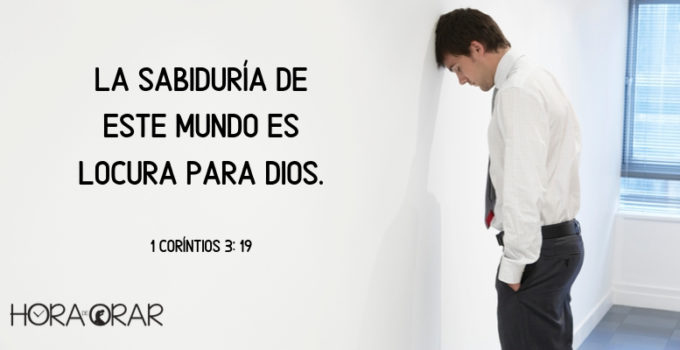 Hombre de camisa y corbata, cabeza apoyada en la pared 1 Corintios 3:19