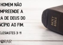 Biblia capa negra sobre a mesa Eclesiastes 3:11