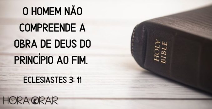 Biblia capa negra sobre a mesa Eclesiastes 3:11