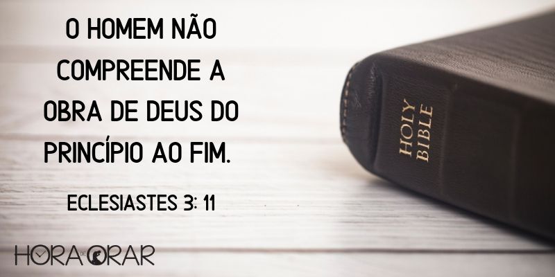 Biblia capa negra sobre a mesa Eclesiastes 3:11