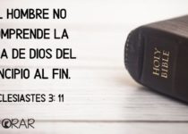 Biblia capa negra sobre la mesa Eclesiastes 3:11