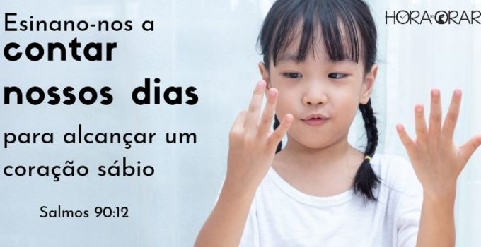 Menina oriental contando com os dedos das duas mãos fundo azul Salmos 90:12