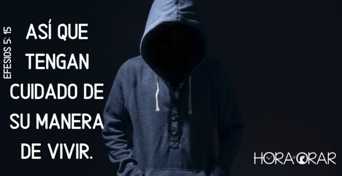 Un ladrón esconde su rostro con un capuza. Efesios 5: 15