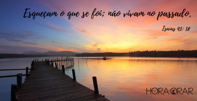 por do sol em um cais. Isaías 43: 18