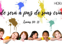 Crianças felizes em uma parede com manchas de tinta. Isaías 54:13