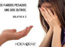 Mão extendida para ajudar a uma mulher sofrida. Galatas 6: 2