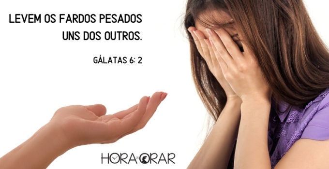 Mão extendida para ajudar a uma mulher sofrida. Galatas 6: 2