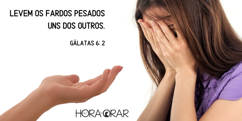 Mão extendida para ajudar a uma mulher sofrida. Galatas 6: 2