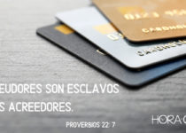 Tarjetas de credito sobre la mesa. Proverbios 22: 7