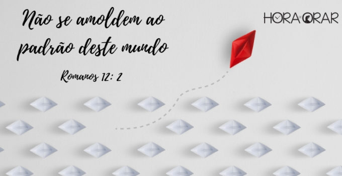 Vários barcos brancos de papel em fila e um barco vermelho de papel se desvia do caminho. Romanos 12: 2