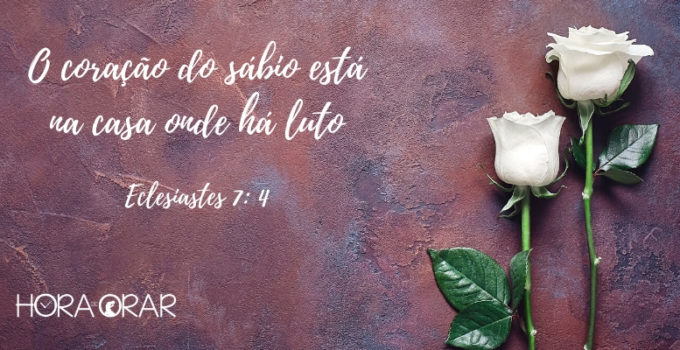 Duas rosas brancas sobre uma tumba. Eclesiastes 7: 4