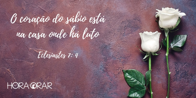 Duas rosas brancas sobre uma tumba. Eclesiastes 7: 4