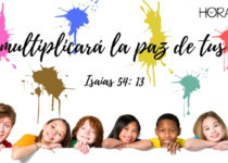 Niños felices con pared manchada con tinta. Isaias 54: 13