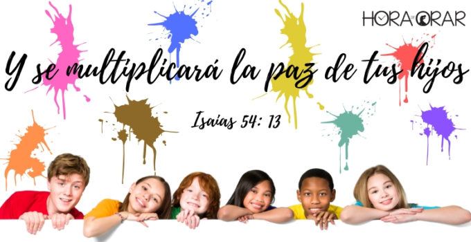 Niños felices con pared manchada con tinta. Isaias 54: 13