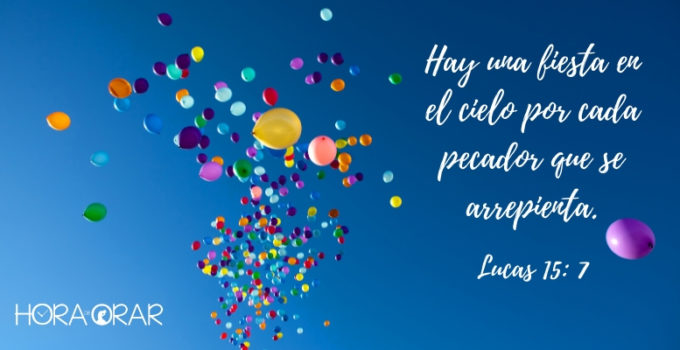 Globos volando sueltos en un hermoso cielo azul. Una fiesta en el cielo. Lucas 15: 7