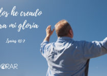 Hombre con las manos alzadas al cielo en gratitud. Isaias 43: 7